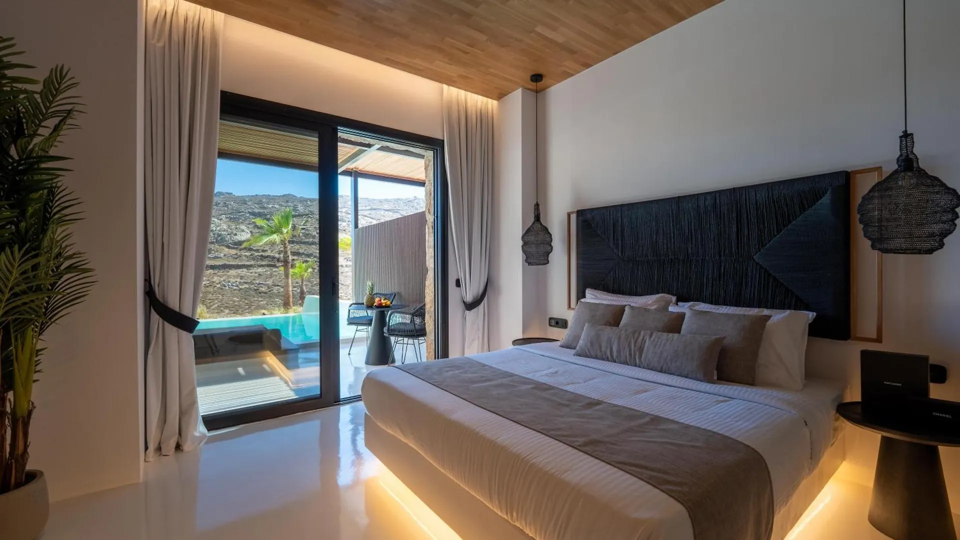 Hotel Ftelia Black Villas