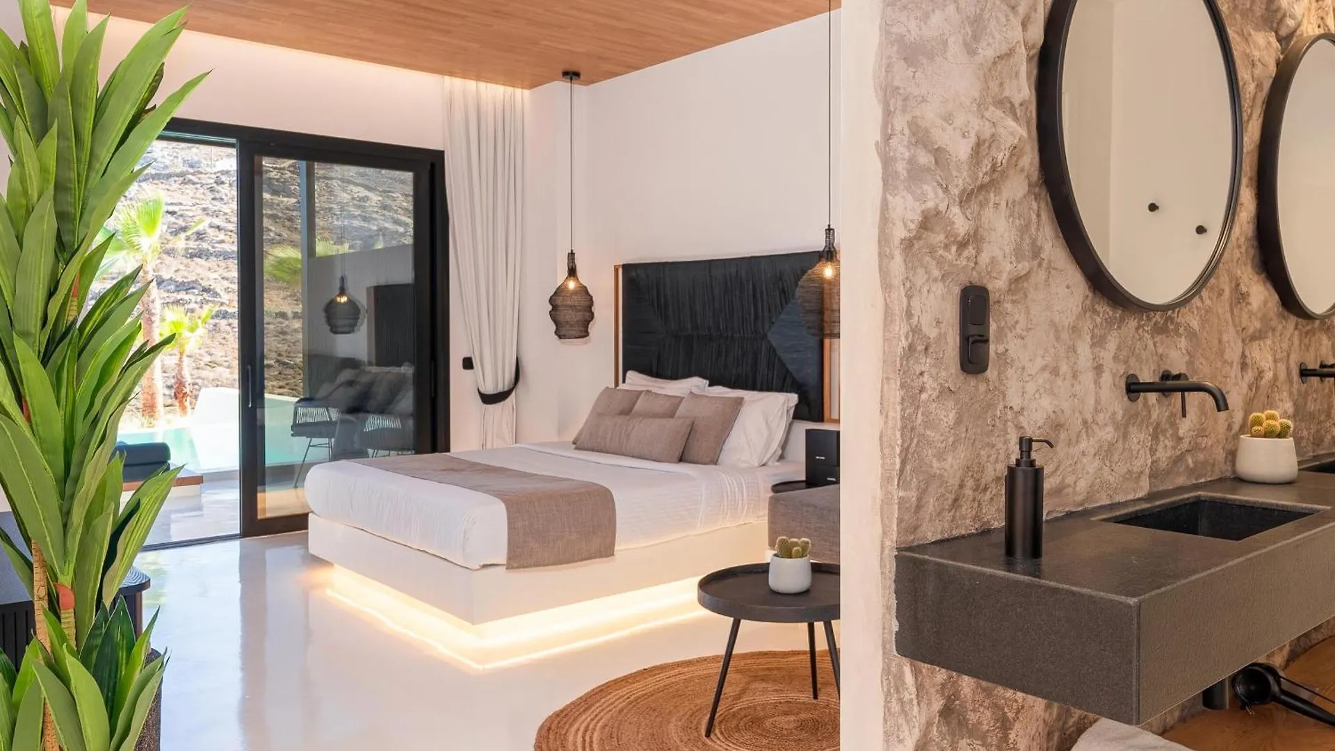 Hotel Ftelia Black Villas